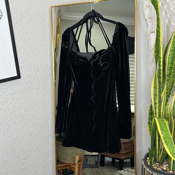 HOUSE OF CB 'Babydoll' Black Velvet Halter Mini Dress NWOT - Picture 6 of 9